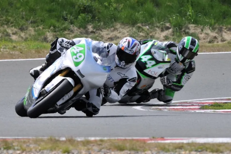 Bild: Spannung pur beim ersten gemeinsamen E-Bike-Rennen von FIM und TTXGP