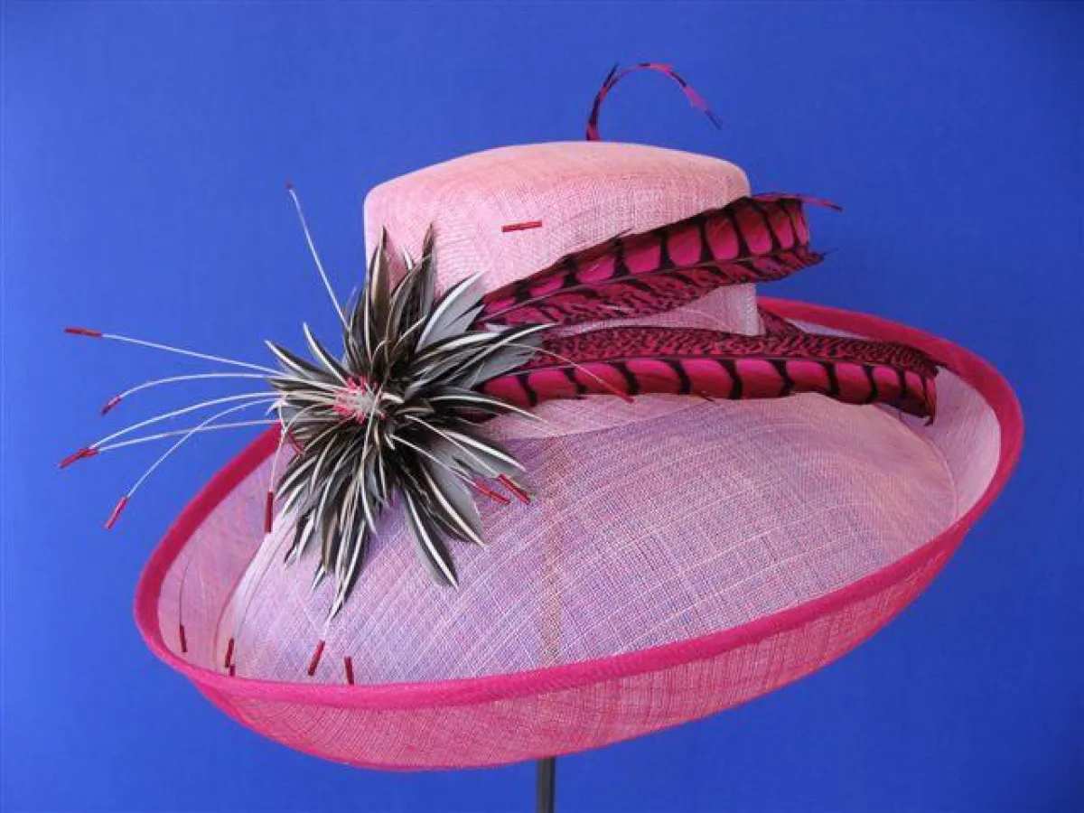 pinkfarbener Sinamayhut mt Federblume und Fasanenferdern