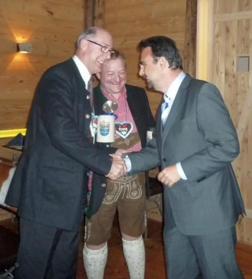 Peter Bierwirth (li.) und Peter Messner (mitte) begrüßen den Bürgermeister von Bad Wörishofen, Herrn Klaus Holetschek zur Eröffnun