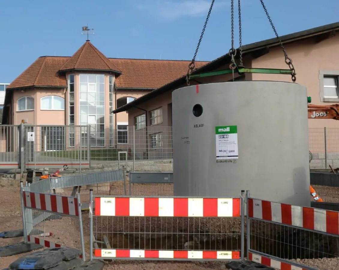 Abscheider von Mall erreichen die Baustelle als vorausgerüstetes Behälterbauwerk. (Mall GmbH)