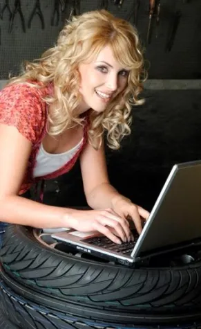 Bild: Delticom: Frauen drehen am Rad ... Reifenkauf wird zunehmend auch zur Frauensache