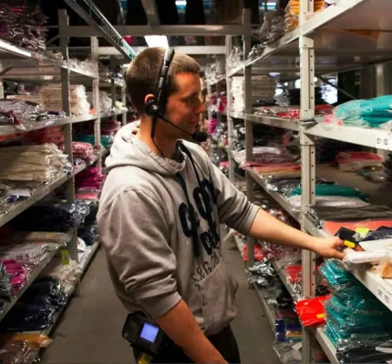 Bild: Modegigant Cassis verdoppelt Lagerproduktivität durch Sprachkommissionierung