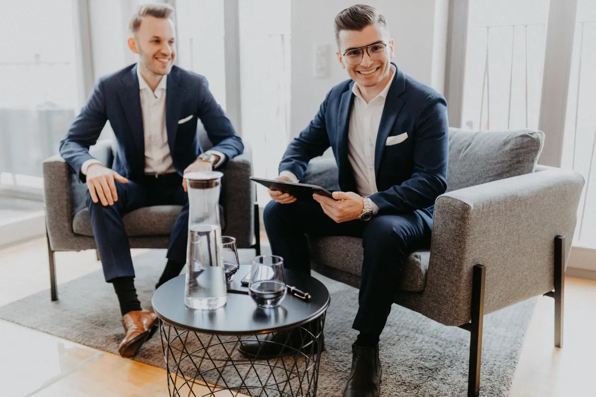 Für das Maklerteam Markus Kaul und Louis Hirschmann (v.l.) geht es um Vertrauen und Innovation.