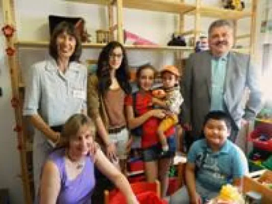 Bild: Geschäftsstellenleiter der Pfungstädter Sparkasse Horst Wisnewski besucht den Kinderwarenkorb
