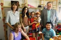 Bild: Geschäftsstellenleiter der Pfungstädter Sparkasse Horst Wisnewski besucht den Kinderwarenkorb