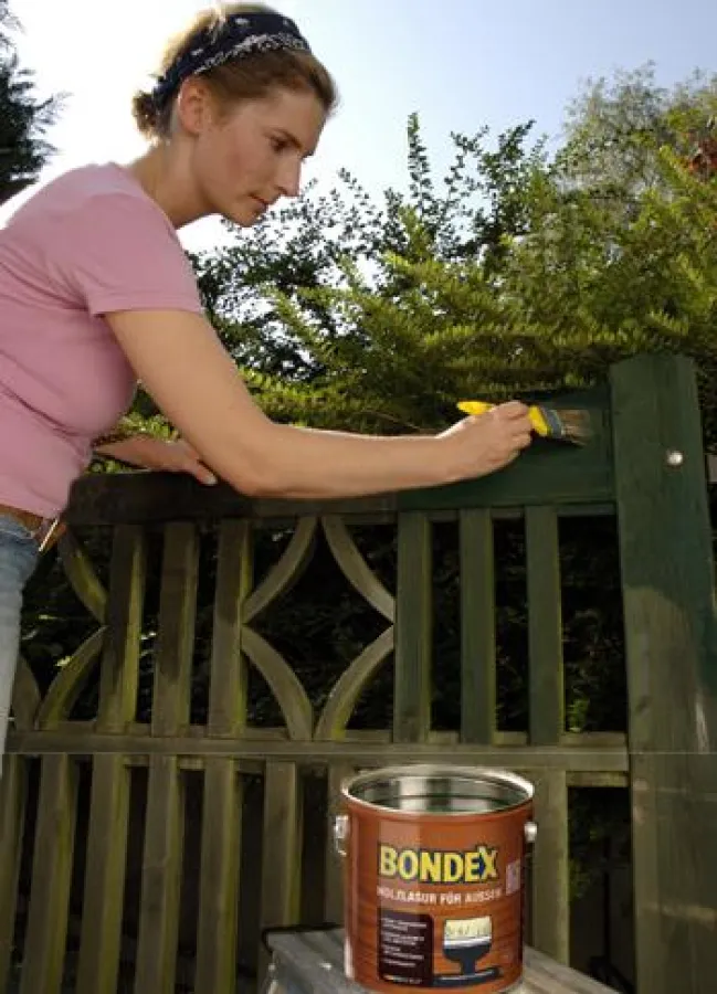 Mit der Bondex Holzlasur für Außen wird der Zaun wieder ansehnlich.
