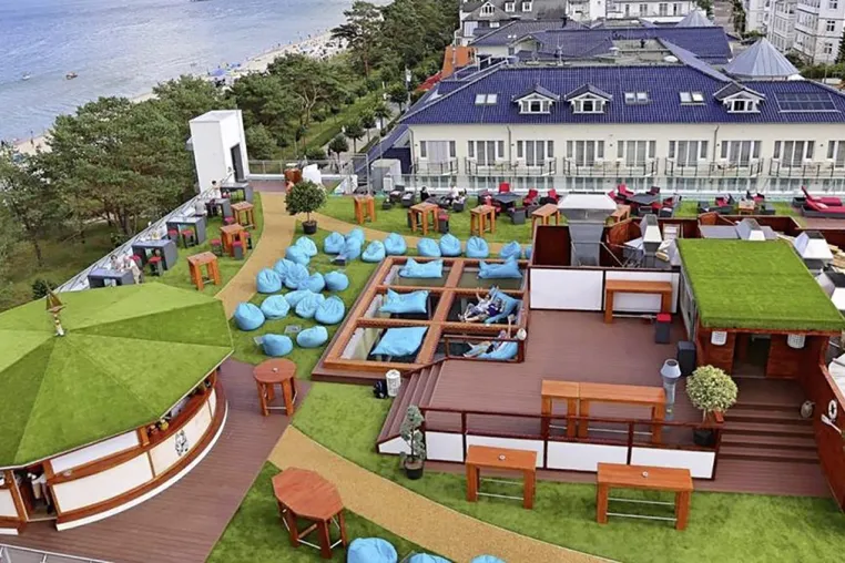 Sky Bar wird grüne Wohlfühloase: mit Kunstrasen, EPDM-Mulch und Kreativität von Melos Bild: Sky Bar wird grüne Wohlfühloase: mit Kunstrasen, EPDM-Mulch und Kreativität von Melos