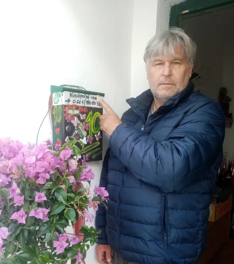 Schlossermeister Michael Bübl zeigt den Postkasten mit 50 Cent Münze (© Michael Bübl)