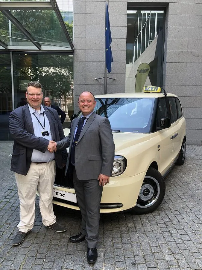 Von links: Dirk Holl, Taxi-Holl und Phil Henrick, LEVC in der brithischen Botschaft in Berlin