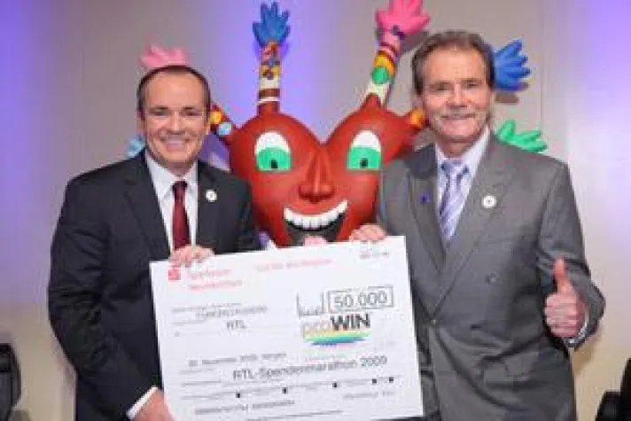 Bild: proWIN Winter GmbH überreicht beim Spendenmarathon 2009 50.000 €