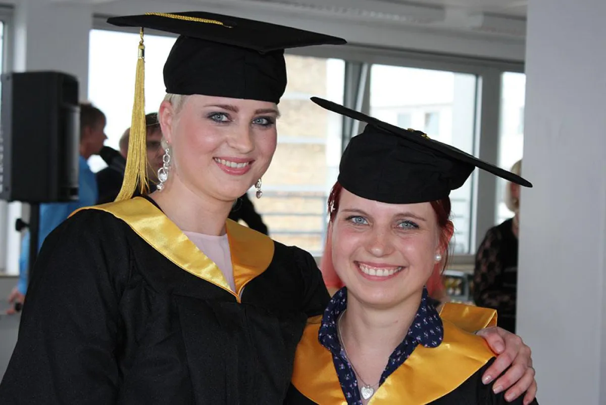 Glückliche Absolventen Fr. Freimüller rechts