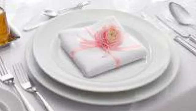 Bild: Für den großen Auftritt: Hochzeitsfreuden - Kleine Tellerkunde von Tafelstern Porzellan