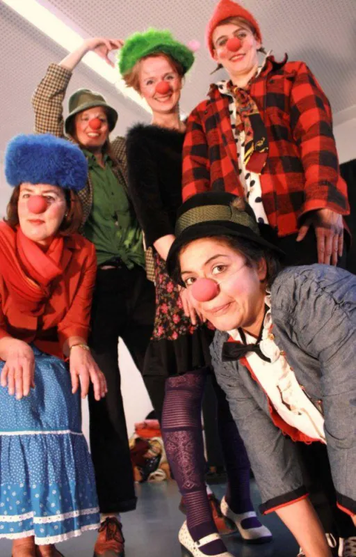 Bühne frei: die Absolventen der Clownschule präsentieren die Kunst des Stolperns (Foto: Peter Spiel)