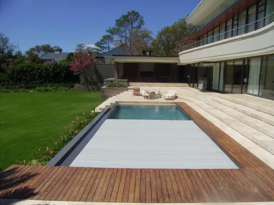 Rollladen-Schwimmbadabdeckungen der grando GmbH verlängern das schöne Wetter Bild: Rollladen-Schwimmbadabdeckungen der grando GmbH verlängern das schöne Wetter