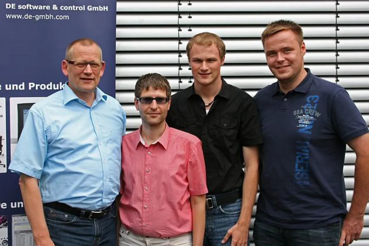 Geschäftsführer Friedrich Steininger mit den Absolventen Summer, Eckl und Unverdorben (v.l.)