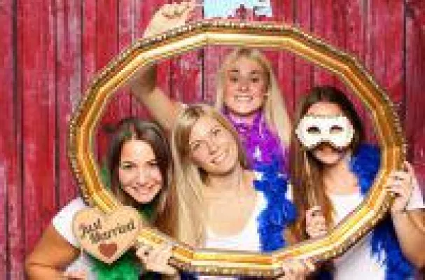 Bild: Hochzeitsspiel Selfiewall begleitet die Feier - Schnappschüsse der Gäste vom Handy auf den Beamer sende