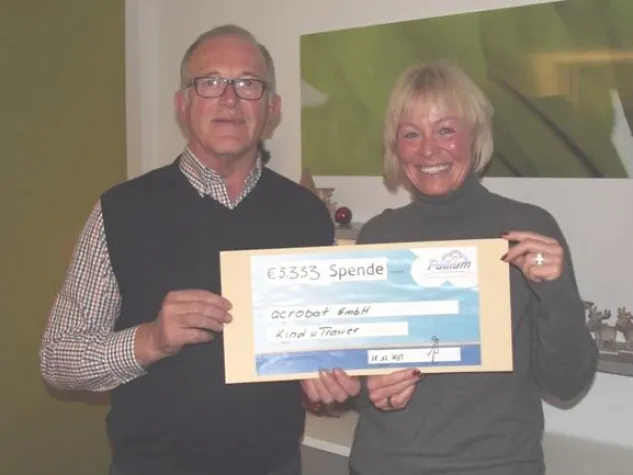 acrobat spendet 3.333€ zugunsten des Pallium e. V. Bild: acrobat spendet 3.333€ zugunsten des Pallium e. V.