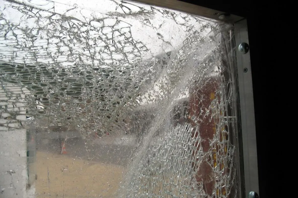 ER1 Spengtest Folie hält Glassplitter