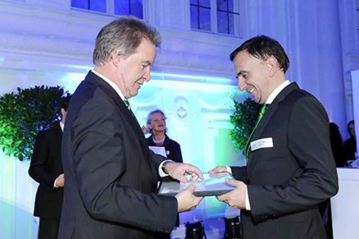 (Bildquelle: KD BUSCH)   Umweltminister F. Untersteller (links) überreicht Urkunde an C. Faggin