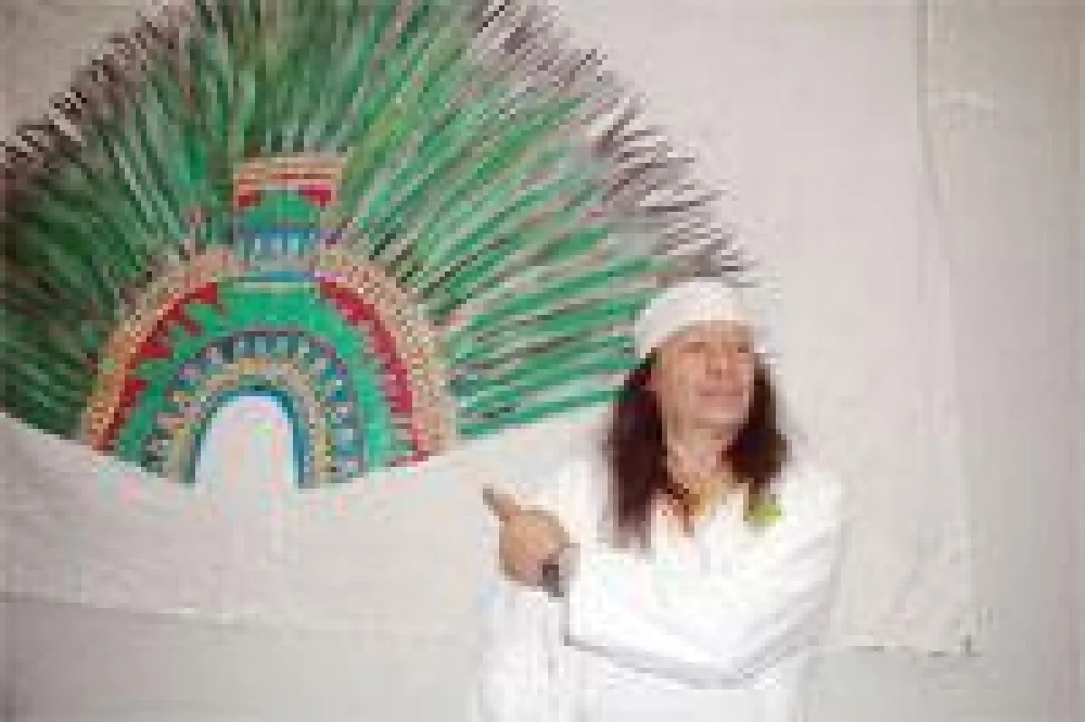 Xokonoschtletl Gomora vor der Abbildung der heiligen Federkrone