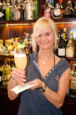 Bild: Gewinnerin des Bülow-Palais-Sommercocktailwettbewerbs 2012 gekürt