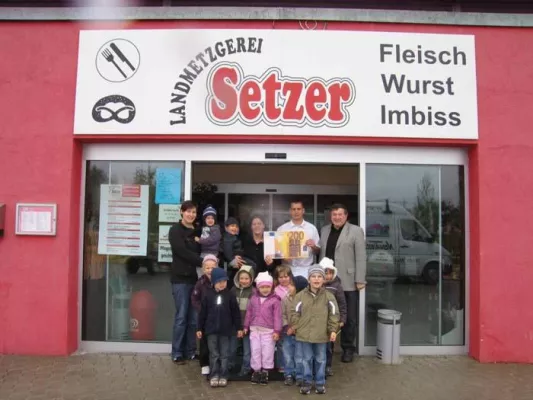 Bild: 2 Bollerwagen und 2 gesetzte Kuhfladen erfüllten einen guten Zweck