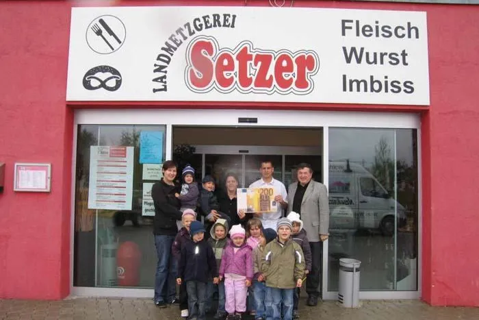 2 Bollerwagen und 2 gesetzte Kuhfladen erfüllten einen guten Zweck Bild: 2 Bollerwagen und 2 gesetzte Kuhfladen erfüllten einen guten Zweck