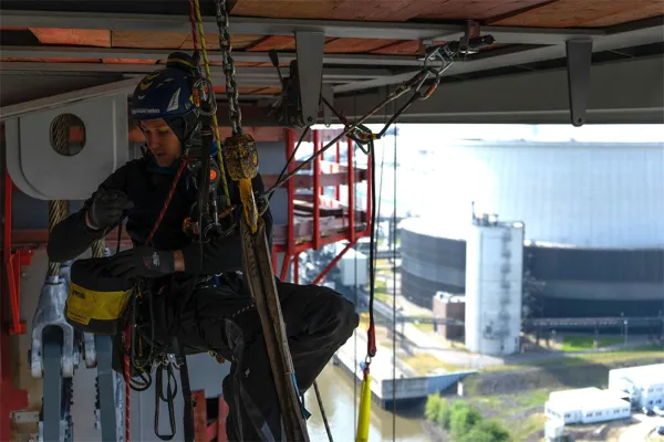 Bild: Die Industrie Kletterer Hamburg im Einsatz für Montagearbeiten aller Art