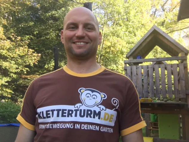 Kinder spielend leicht beschäftigen mit einem Spielturm von KLETTERTURM.DE Bild: Kinder spielend leicht beschäftigen mit einem Spielturm von KLETTERTURM.DE