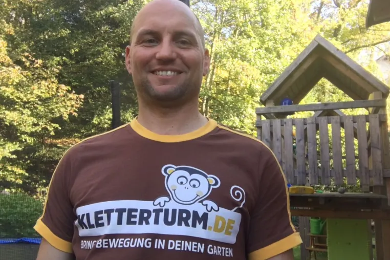 Kinder spielend leicht beschäftigen mit einem Spielturm von KLETTERTURM.DE Bild: Kinder spielend leicht beschäftigen mit einem Spielturm von KLETTERTURM.DE
