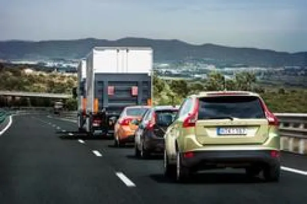Bild: Halbselbsttätige Wagenkolonne von Volvo fuhr durch die Straßen von Spanien