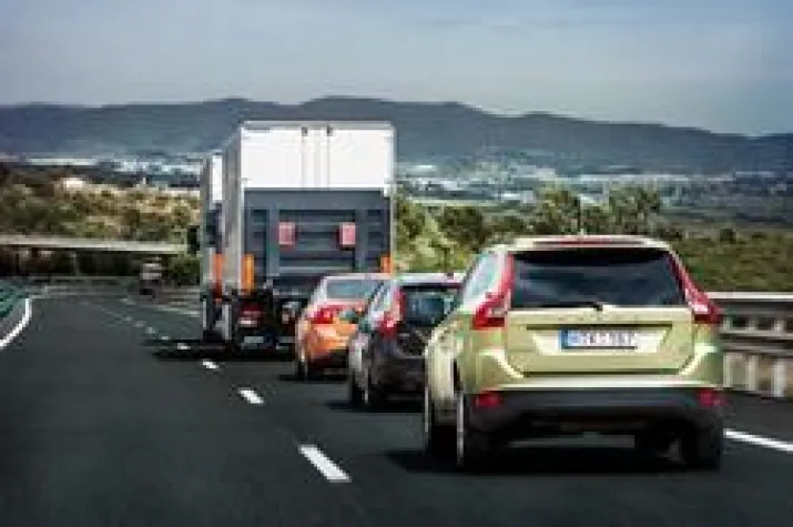 Bild: Halbselbsttätige Wagenkolonne von Volvo fuhr durch die Straßen von Spanien