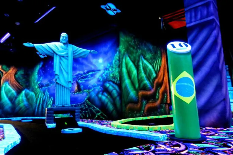 Im Schwarzlicht um die Welt: FUN ARENA präsentiert neue XXL-Attraktion Bild: Im Schwarzlicht um die Welt: FUN ARENA präsentiert neue XXL-Attraktion