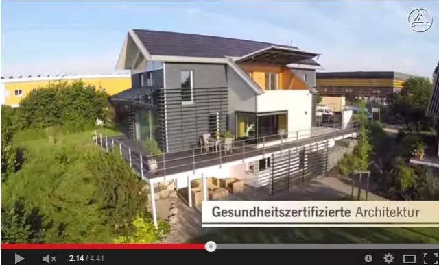 Bild: Ökohaus-Pionier zeigt sich aus der Vogelperspektive