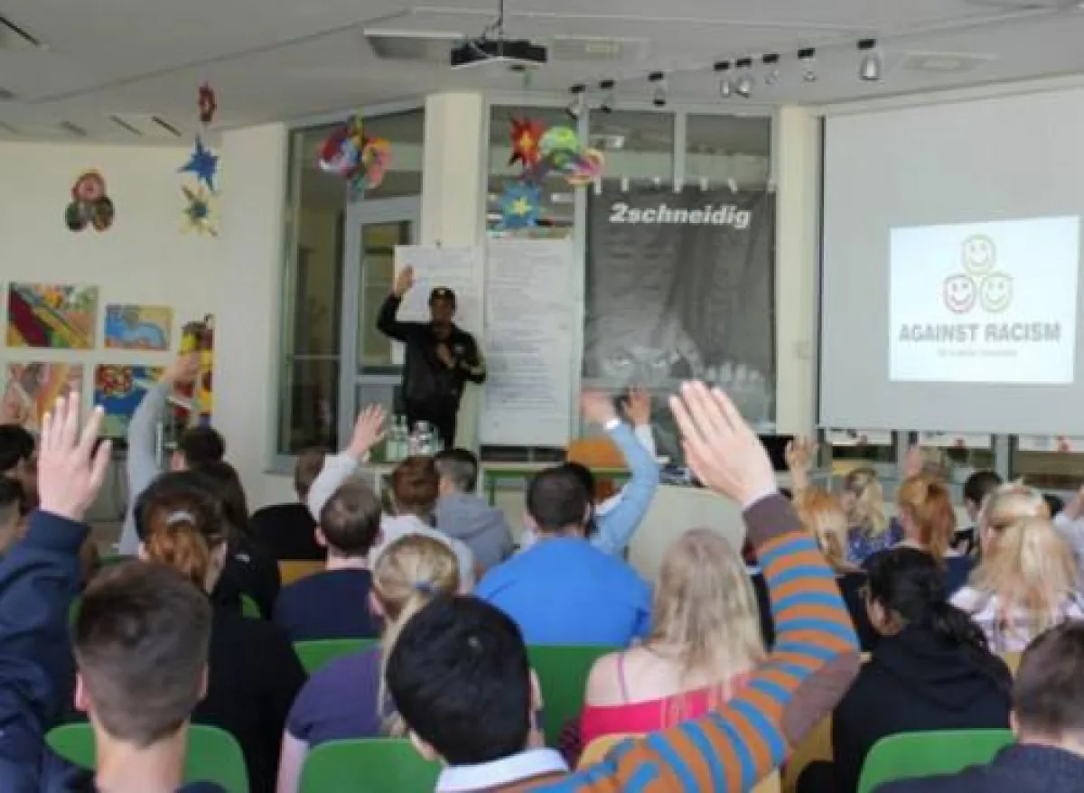 Musiker „2schneidig“ gestaltet Antirassismusprojekte „Against Racism“ an Schulen