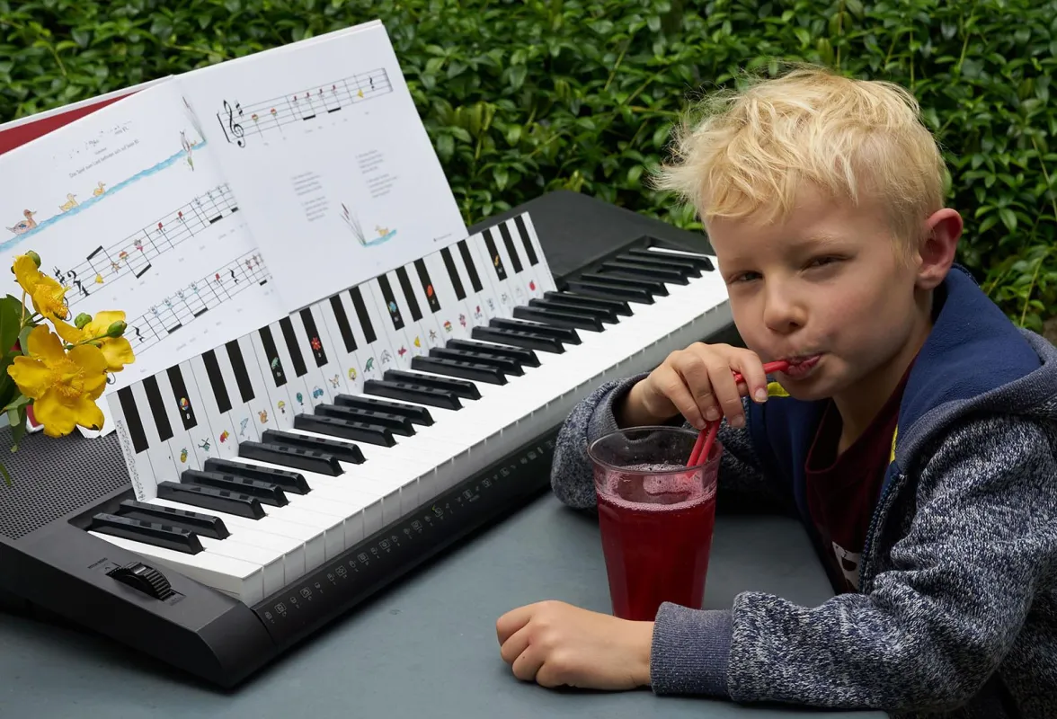 Max liebt es auf dem iPad zu spielen, aber mit Limonade und Keyboard im Garten ist auch nicht übel