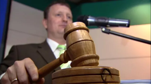 Gepfändet und versteigert - Schuldner unterm Hammer Bild: Gepfändet und versteigert - Schuldner unterm Hammer