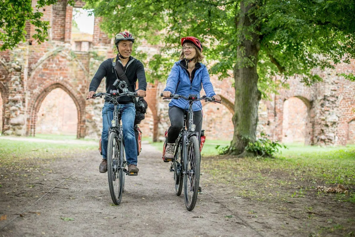 Radler entdecken die von Romantikern verherrlichte Klosterruine Eldena in Greifswald (TMV/Krauss)