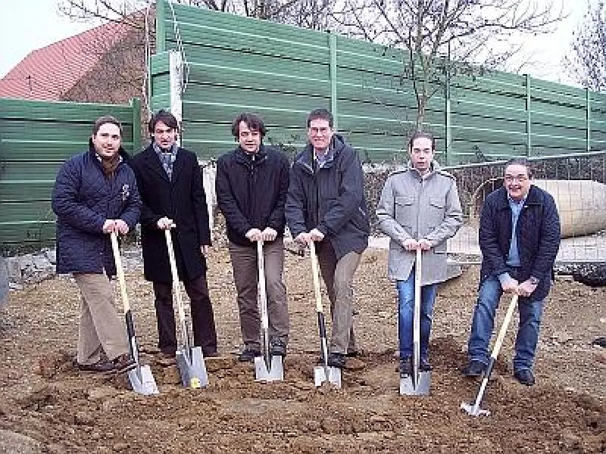 Die Projektpartner mit Jochen Paleit (Bildmitte), Bürgermeister von Kappel-Grafenhausen, beim Spatenstich.