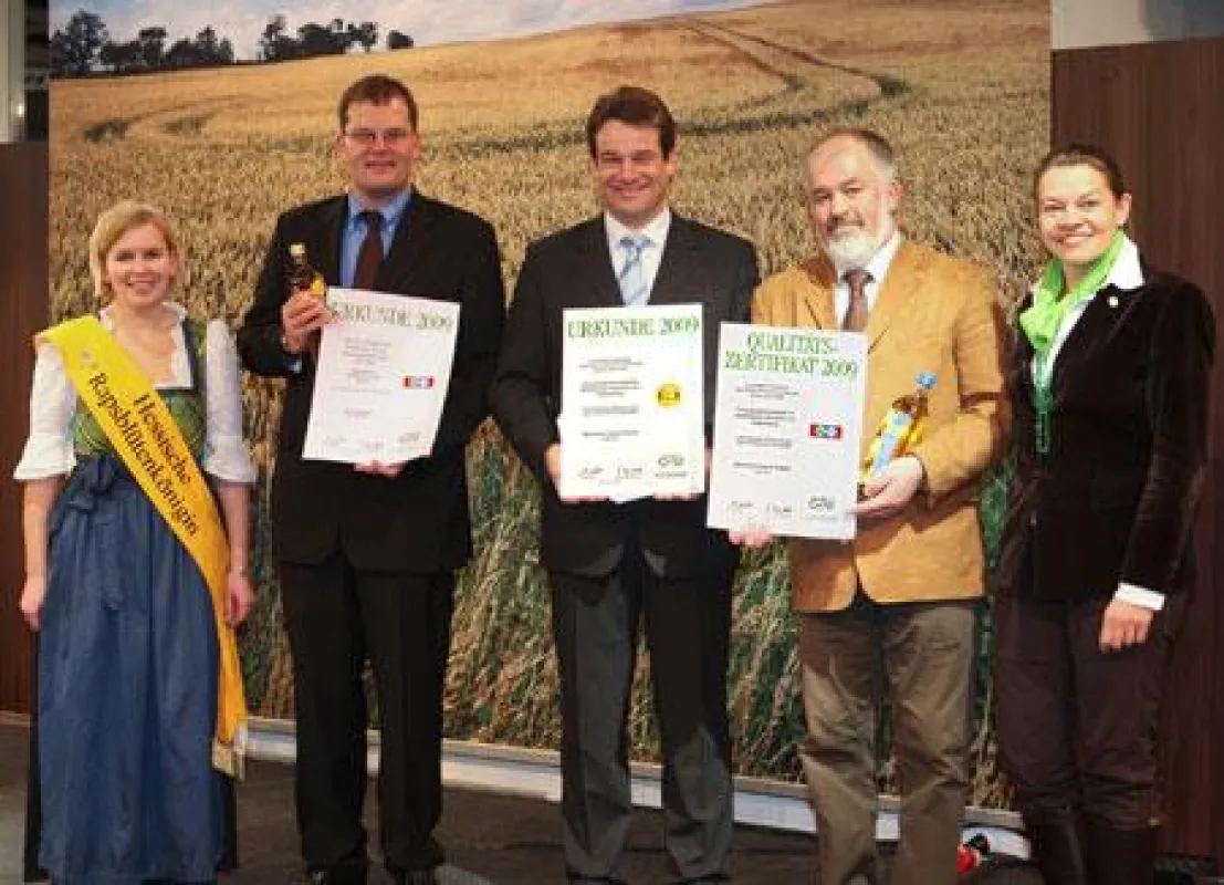 CMA-Gütezeichen - v.l. Hessische Rapsblütenkönigin, Bernd Kleeschulte (Kleeschulte GmbH & Co. KG), Dr. Michael Raß (Teutoburger Ölmühle GmbH & Co. KG), Hans Auburger (Erzeugergemeinschaft für Qualität