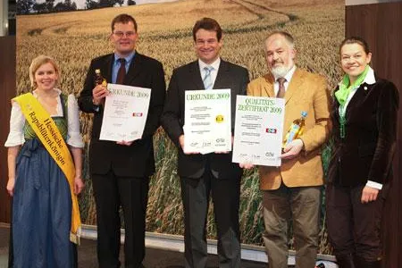 Bild: CMA-Gütezeichen mit Medaille für Teutoburger Raps-Kernöle