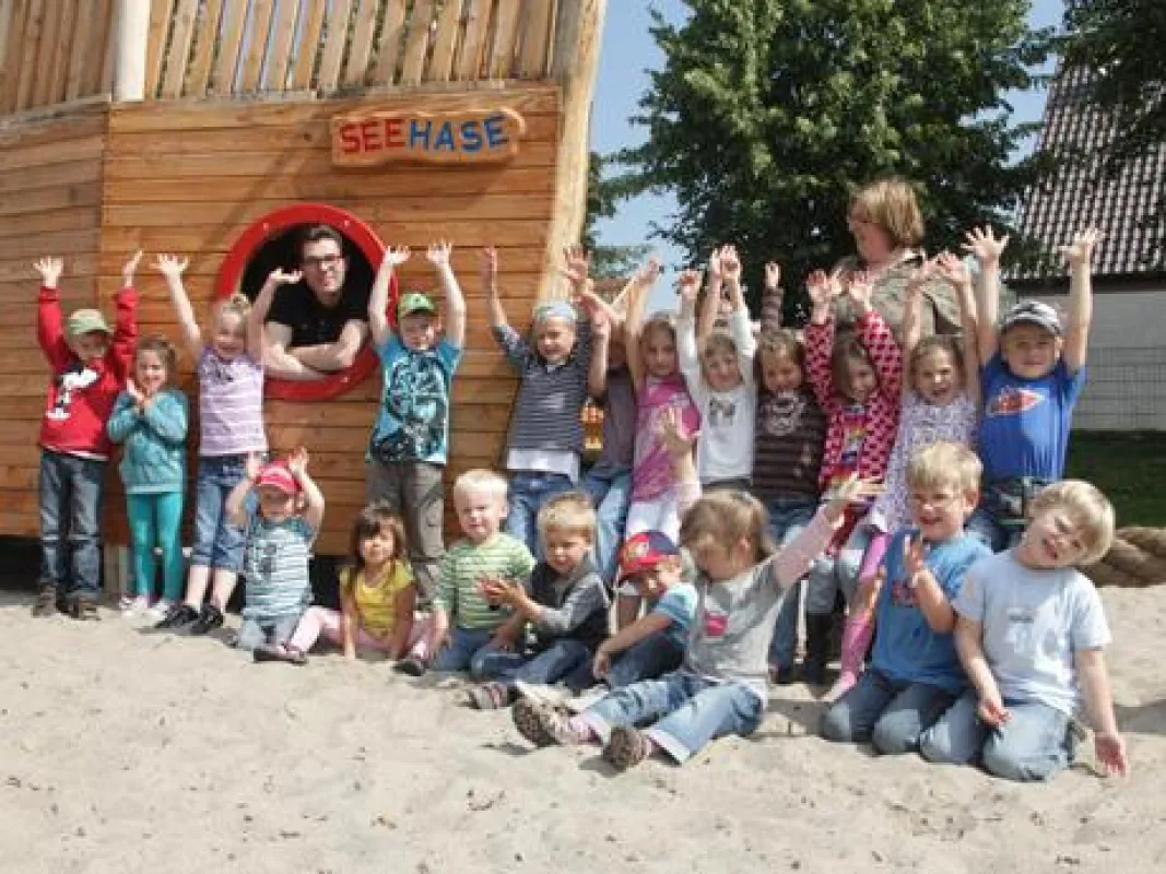 Gemeinsam mit den Kindern freuen sich Thorsten Italiano (Leiter Planungsbüro) und Jasmin Söyler (Leiterin Kindergarten)
