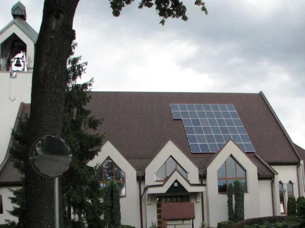 Solaranlage auf Kirchendach in Oberschlesien