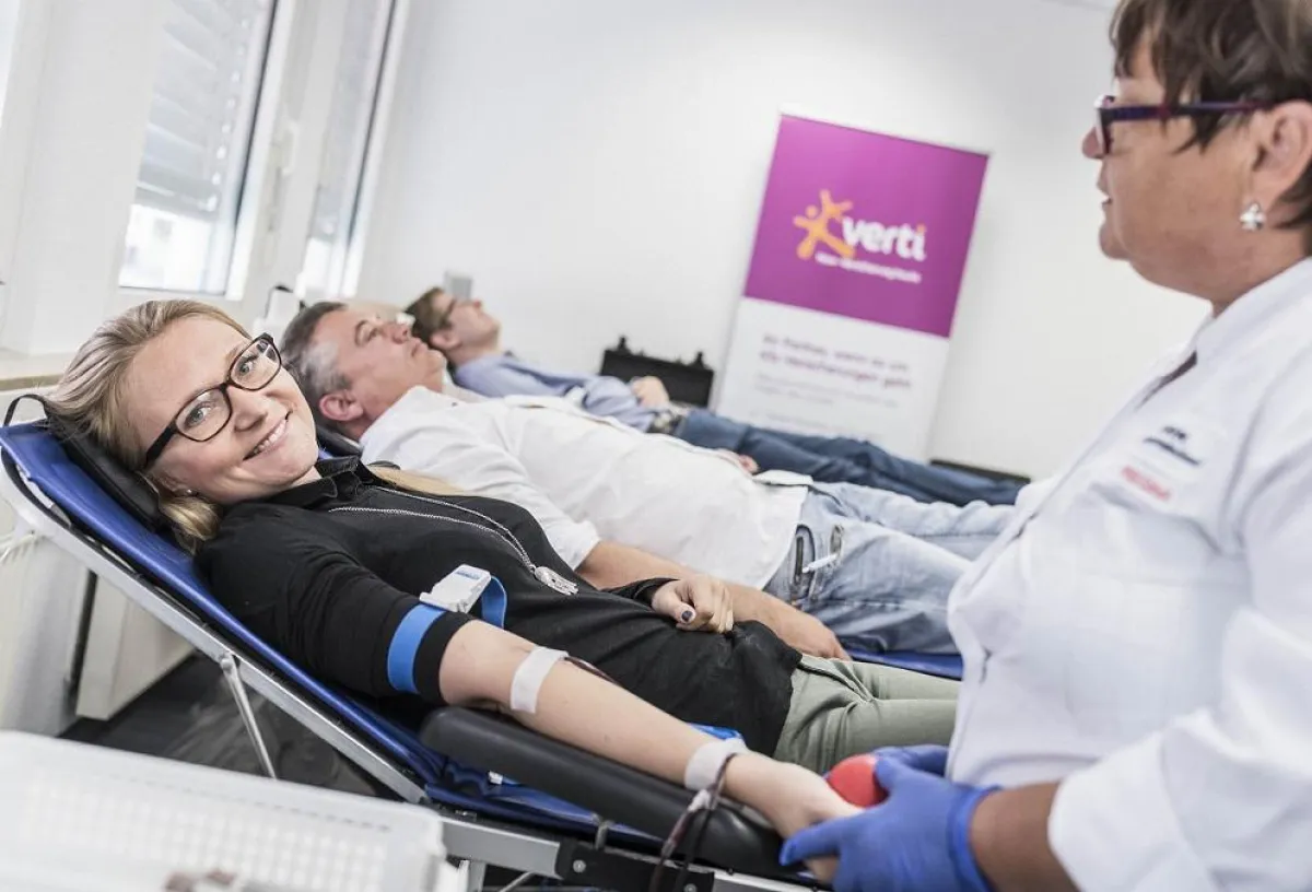 Nadine Gliese von der Verti Versicherung AG spendet Blut
