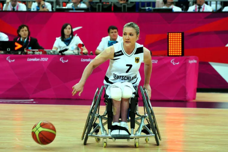 Bild: Mitarbeiterin Edina Müller ist Hamburgs Sportlerin des Jahres 2012
