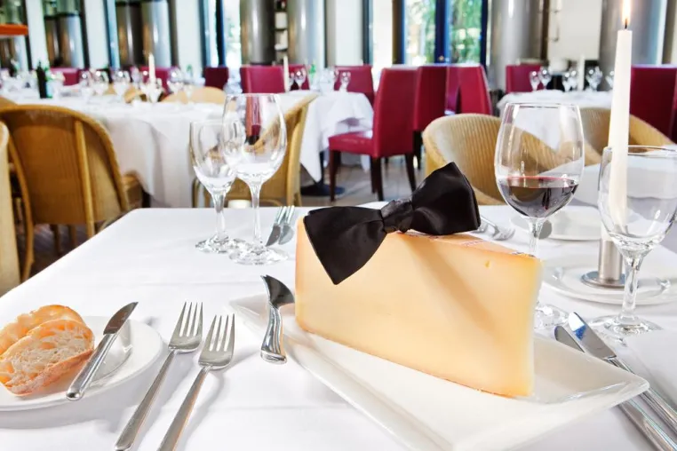 Gestatten? Käse mit Etikette. Die LVBM verrät im "Käse-Knigge", wie man Käse stilecht genießt Bild: Gestatten? Käse mit Etikette. Die LVBM verrät im "Käse-Knigge", wie man Käse stilecht genießt