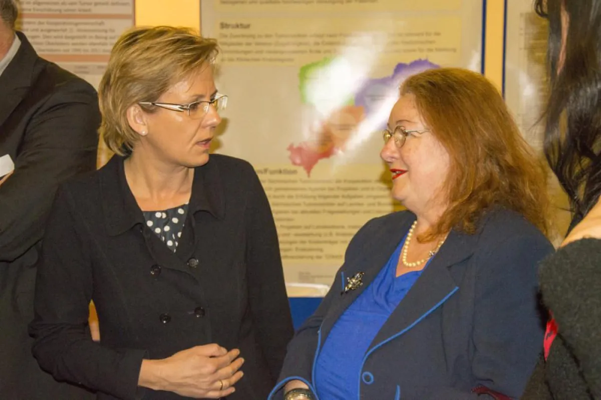 Staatsministerin Klepsch im Gespräch mit Kongresspräsidentin Prof. Froster beim SKK 2015