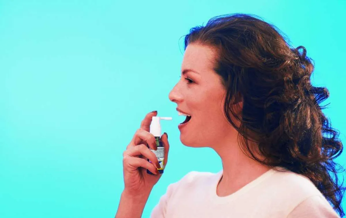 Natur to go: Einfach die Zieldüse in die gewünschte Position drehen und den Sprühkopf betätigen. Schon wirken die ätherischen Öle von Kamille, Pfefferminze und Anis genau dort, wo der Schmerz sitzt.