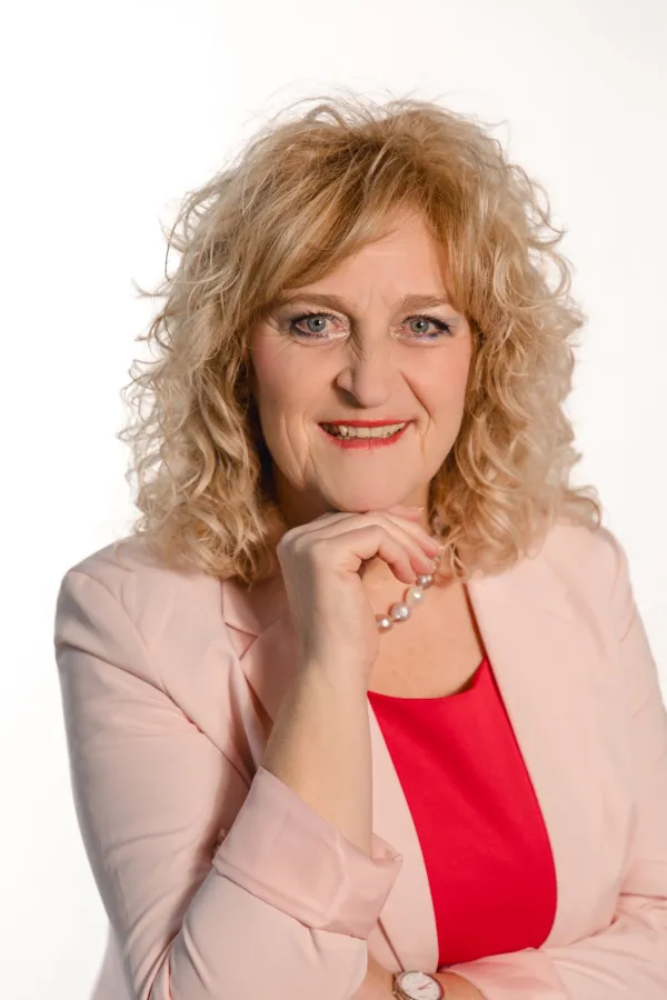 Angelika Niedermaier, Rednerin, Pflegeberaterin, Autorin und Mindset-Coach (© Fotografie Stiegler)