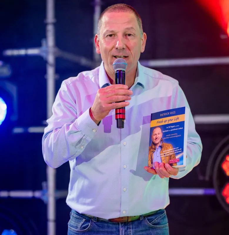Patrick Ries mit seinem Buch